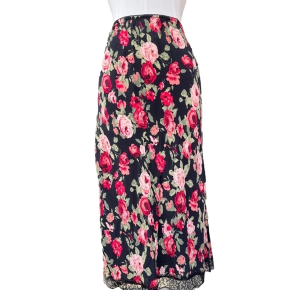Urban Outfitters Kimchi Blue, Floral Lace Trim Hem Skirt, Size L - Picture 1 of 9
